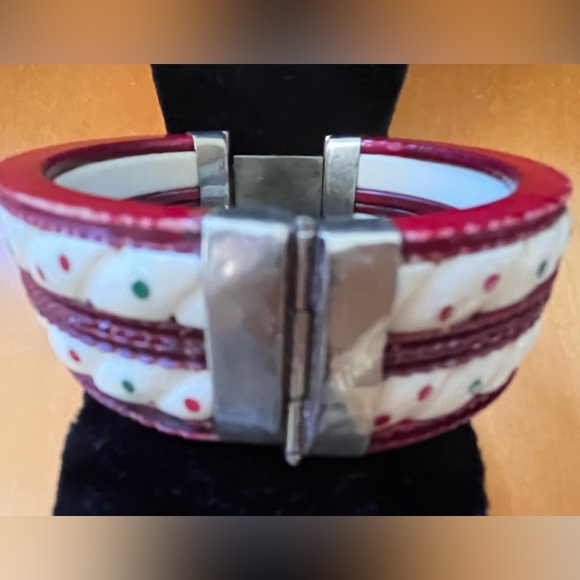 🆕 AMAZING Vintage OOAK Hand Carved Bone, Celluloid, & Garnet Hinged Bangle - Picture 6 of 11